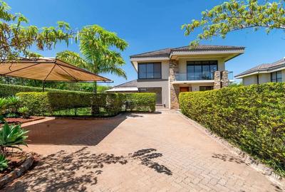 4 Bed Townhouse with En Suite in Ridgeways - 2