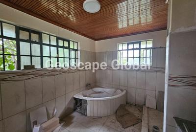 5 Bed House with En Suite in Nyari