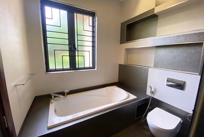 5 Bed House with En Suite in Runda