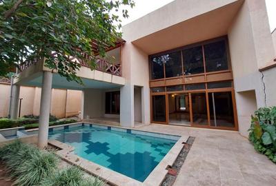 5 Bed Villa with En Suite in Lavington