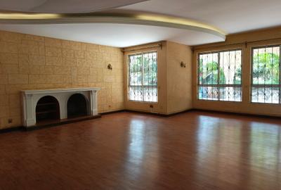 4 Bed House with En Suite in Nyari