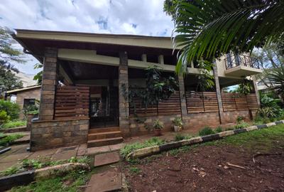 4 Bed House with En Suite in Lavington - 2