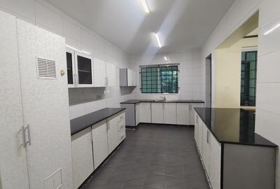 3 Bed Apartment with En Suite in Westlands Area - 2