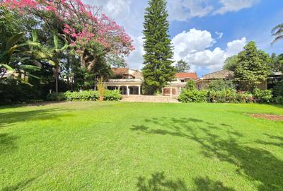 6 Bed House with En Suite in Lavington - 2