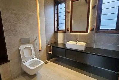 4 Bed House with En Suite in Runda - 2