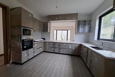 6 Bed Townhouse with En Suite in Lavington - 2
