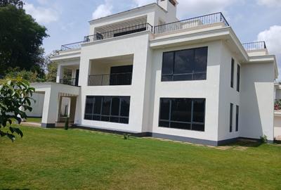 5 Bed Villa with En Suite in Runda