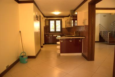 3 Bed Townhouse with En Suite in Hill View - 4