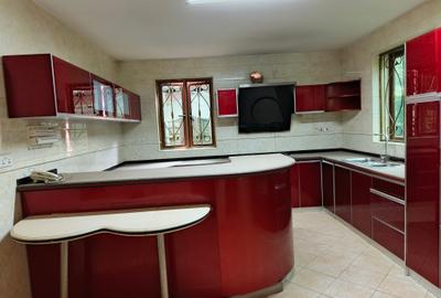 5 Bed House with En Suite at Lavington