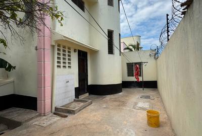 4 Bed Villa with En Suite at Beach Road - 2
