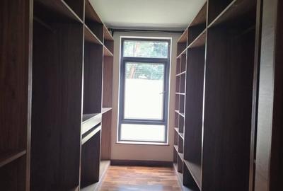 5 Bed Townhouse with En Suite at Lavington - 4