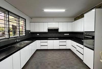 5 Bed Villa with En Suite in Lavington - 4