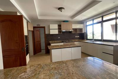 4 Bed Apartment with En Suite at Riverside Drive - 2