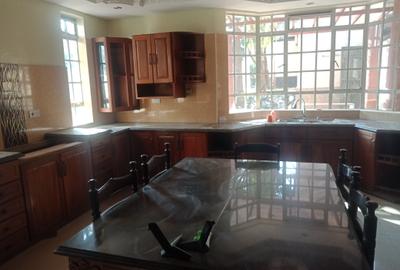 6 Bed House with En Suite in Nyari - 3