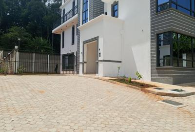 5 Bed Townhouse with En Suite in Lavington