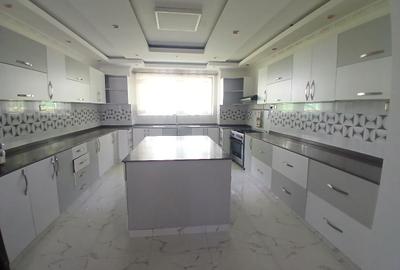 6 Bed House with En Suite at Windy Ridge - 2
