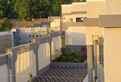 4 Bed House with En Suite at Riversidedrive - 2