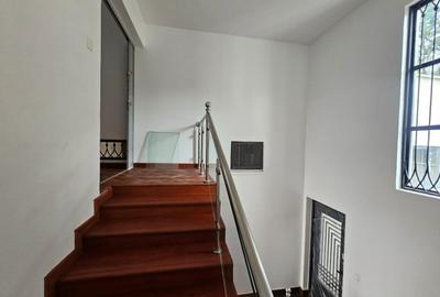 5 Bed House with En Suite in Loresho - 2