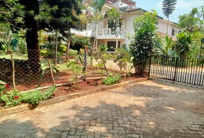 6 Bed House with En Suite at Mimosa