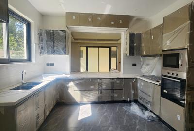 5 Bed Townhouse with En Suite in Lavington - 3