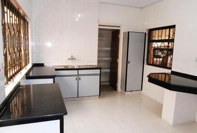 5 Bed Townhouse with En Suite in Westlands Area - 4