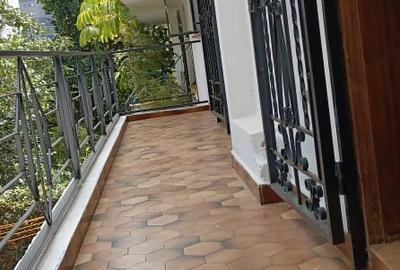 5 Bed Villa with En Suite in Riverside