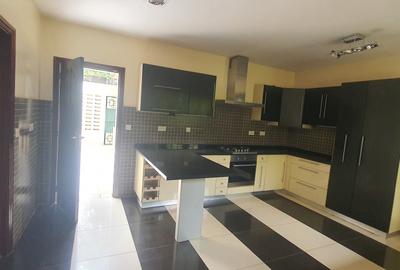 5 Bed Townhouse with En Suite at Runda