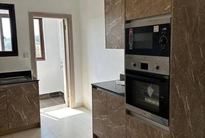 3 Bed Apartment with En Suite at Rhapta Rd
