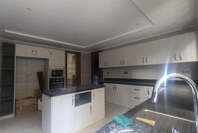 5 Bed House with En Suite in Lavington