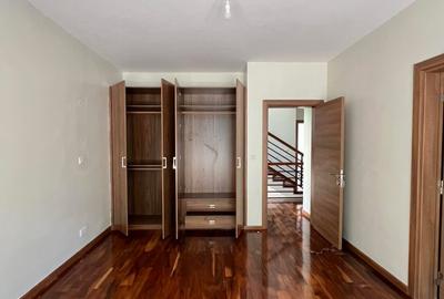 5 Bed Townhouse with En Suite in Lavington - 4