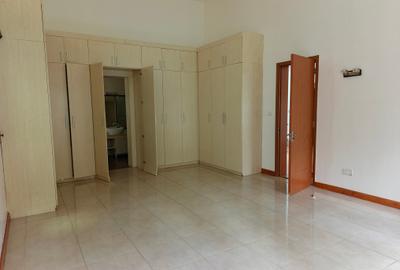 4 Bed Townhouse with En Suite at Riverside - 3