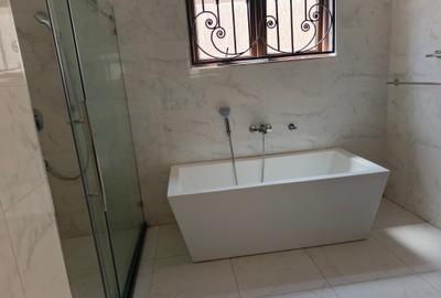 5 Bed Townhouse with En Suite at Lavington - 4