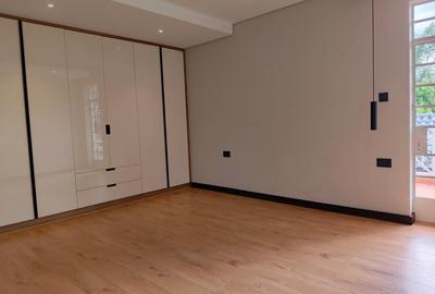 5 Bed House with En Suite in Runda