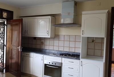 5 Bed House with En Suite at Garden Estate Road - 2