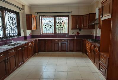 5 Bed Townhouse with En Suite at Lavington - 3
