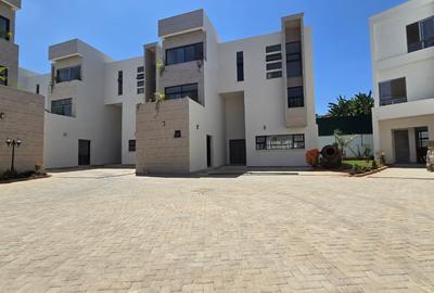 5 Bed Townhouse with En Suite in Lavington - 3