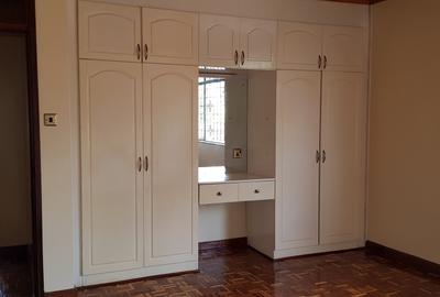 5 Bed House with En Suite at Garden Estate Road - 4