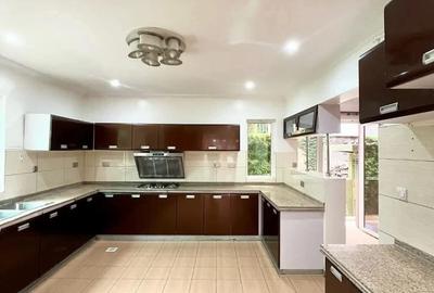 5 Bed Townhouse with En Suite in Riverside - 3