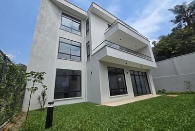 5 Bed House with En Suite in Lavington - 3