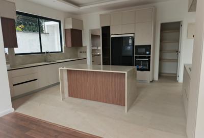 5 Bed Townhouse with En Suite at Lavington - 2