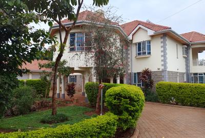 6 Bed House with En Suite in Runda