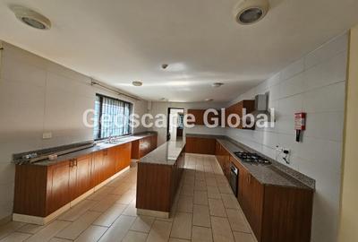 5 Bed House with En Suite in Runda