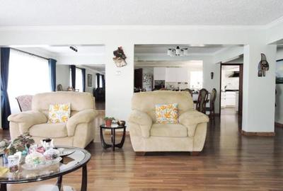 5 Bed Villa with En Suite in Nyari