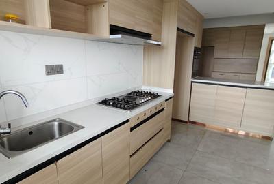 Serviced 2 Bed Apartment with En Suite in Riverside