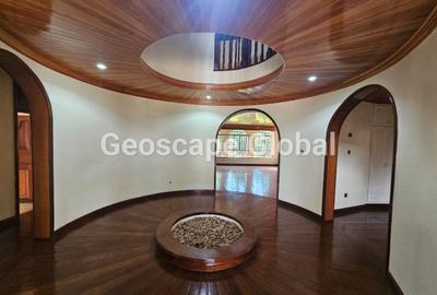 5 Bed House with En Suite in Runda
