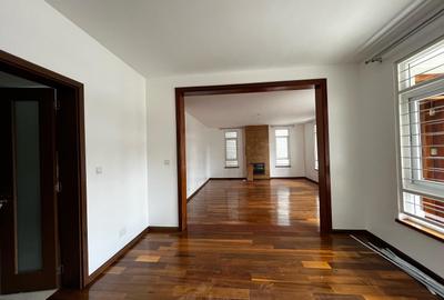 5 Bed Townhouse with En Suite in Lavington - 3