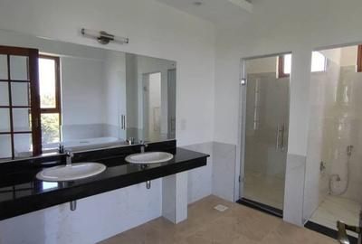 3 Bed Apartment with En Suite in Lavington