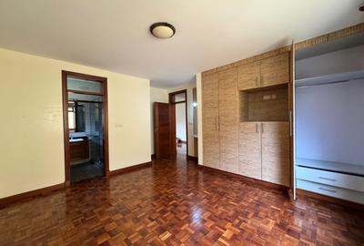 5 Bed Townhouse with En Suite in Lavington - 3