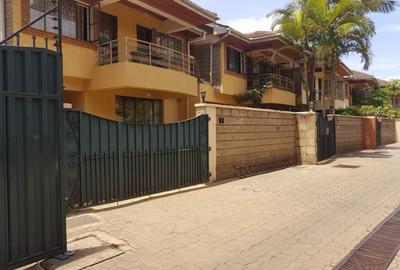 5 Bed Villa with En Suite in Lavington