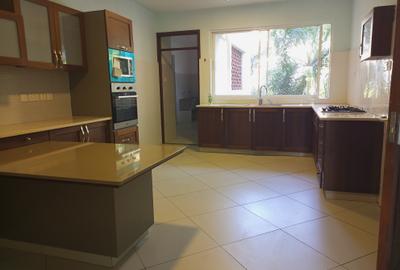 4 Bed Apartment with En Suite at Links Road - 4